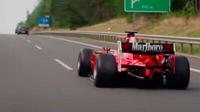 Formel-Rennwagen auf der tschechischen Autobahn