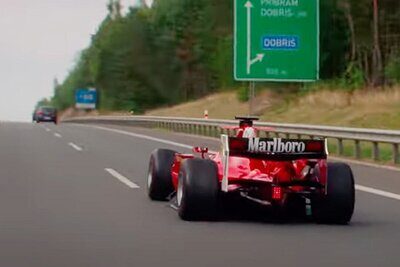 Formel-Rennwagen auf der tschechischen Autobahn