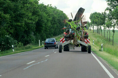 Wann darf ich einen Traktor überholen? Bei einer gestrichelten Mittellinie ist das mit der nötigen Vorsicht erlaubt. Was gilt aber bei einer ausgezogenen Sicherheitslinie? Bild: Zvg