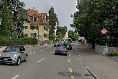 Seit 31. Juli 2025 ist diese Tempolimite nicht mehr aktuell: Auf der Seestrasse zwischen Erlenbach und Zürich gilt jetzt Tempo 50. Bild: Google Maps