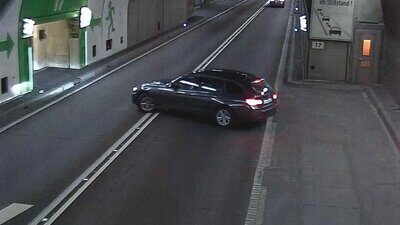 Auto im Gotthard Strassentunnel am kehren