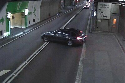 Auto im Gotthard Strassentunnel am kehren