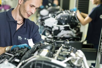 Weil in den edlen Schwabenkarossen bayrische BMW-Hightechmotoren eingepflanzt werden sollen, herrscht helle Aufregung. Bild: https://www.press.bmwgroup.com/global