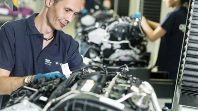 Weil in den edlen Schwabenkarossen bayrische BMW-Hightechmotoren eingepflanzt werden sollen, herrscht helle Aufregung. Bild: https://www.press.bmwgroup.com/global