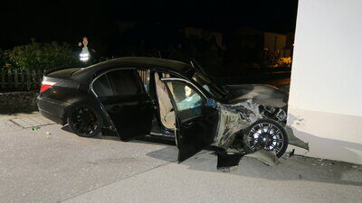 Verunfalltes Fluchtfahrzeug nach Verfolgungsjagd im Kanton Glarus am 1. August 2023.