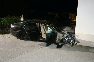 Verunfalltes Fluchtfahrzeug nach Verfolgungsjagd im Kanton Glarus am 1. August 2023.