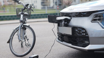 Vehicle-to-Load (V2L): Die Technologie ermöglicht das Laden von elektrischen Geräten direkt am Auto.