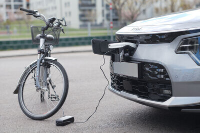 Vehicle-to-Load (V2L): Die Technologie ermöglicht das Laden von elektrischen Geräten direkt am Auto.