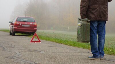 Bleibt man mit leerem Tank auf Schweizer Strassen liegen, kann das teuer werden. Behindeert man zudem den Verkehr, droht eine Verzeigung. Bild: Pixabay