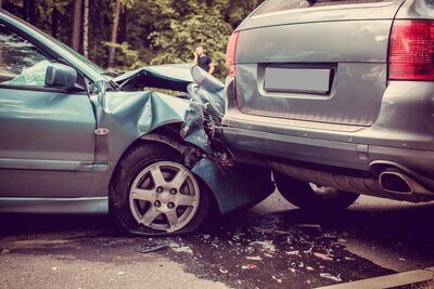 Nach der Kollision stellt sich diese Frage als erste: Wer hat den Unfall ausgelöst, er hat Schuld? Bild: Freepik.