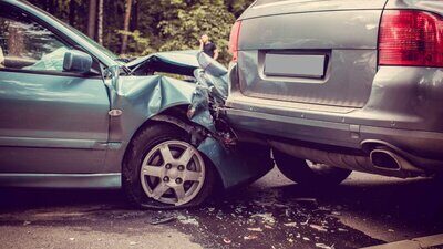 Nach der Kollision stellt sich diese Frage als erste: Wer hat den Unfall ausgelöst, er hat Schuld? Bild: Freepik.