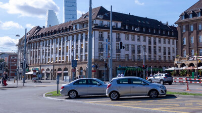 Viele Basler Wohnquartiere kämpfen mit Parkplatzmangel. Bild: Shutterstock