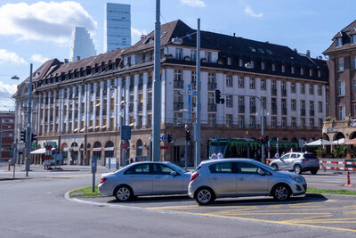 Viele Basler Wohnquartiere kämpfen mit Parkplatzmangel. Bild: Shutterstock