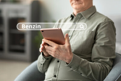 Mann googlet auf dem Handy