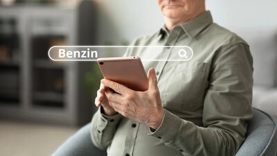 Mann googlet auf dem Handy