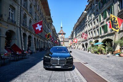 Die Landesregierung setzt bei den Dienstwagen künftig auf Strom. Als erstes Bundesrats-Mitglied bekam Viola Amherd diesen Sommer eine Chauffeurlimousine des Typs BMW i7. Wer als Siegerin oder Sieger aus der SP-Roadshow hervorgeht, dürfte künftig in einem ähnlichen Fahrzeug unterwegs sein. Bild: VBS/DDPS