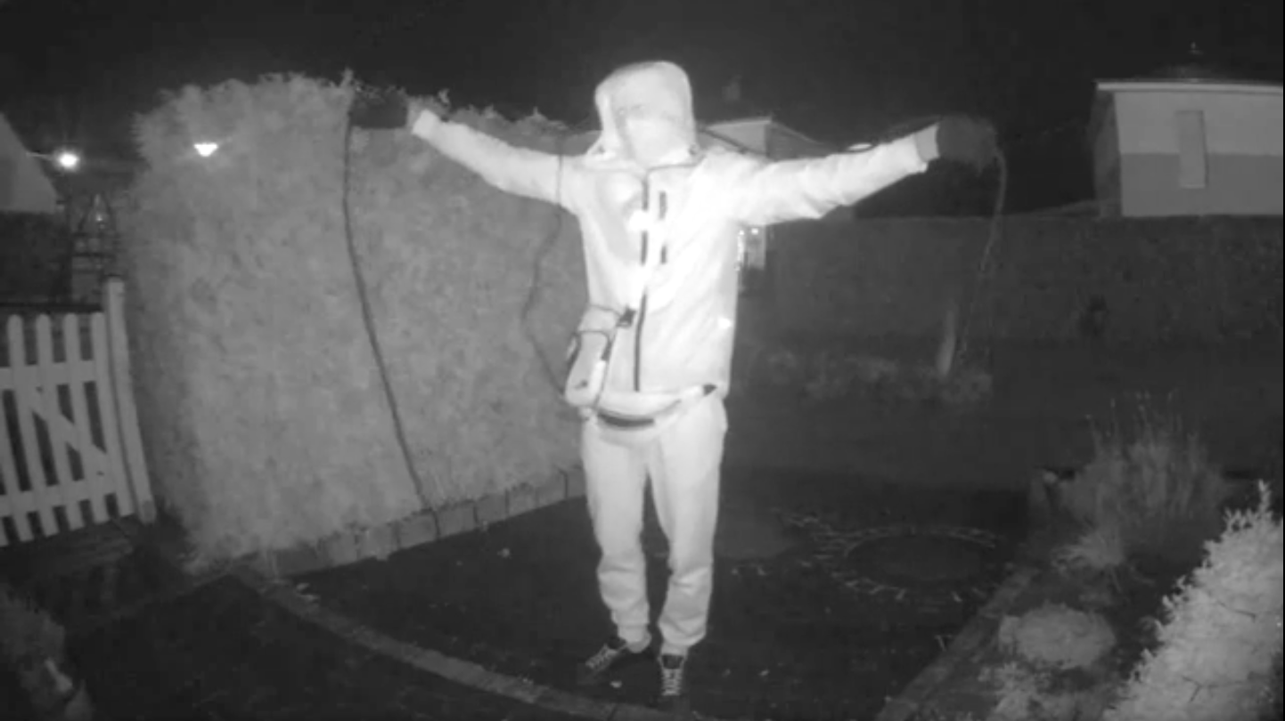 Ausschnitt eines Videos, wie ein Autoknacker versucht, Funkschlüssel-Signal abzufangen.