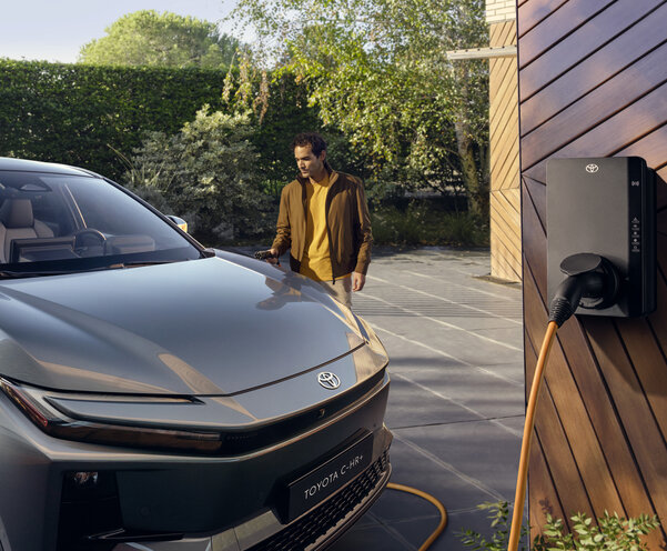 Ein Elektro-Toyota an der Ladestation