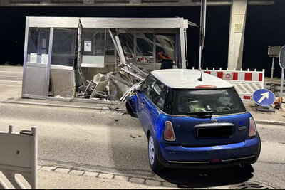 Beschädigtes Auto und Zollhäuschen