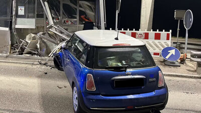 Beschädigtes Auto und Zollhäuschen