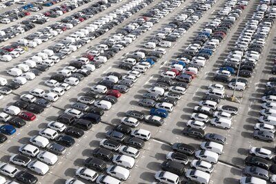 Fahrzeuge warten auf ihre Verschiffung