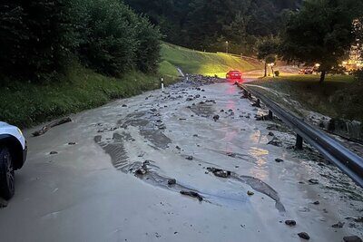Die Wägitalerstrasse zwischen Siebnen und Vorderthal wurde von Geröll verschüttet. Bild: Kantonspolizei Schwyz