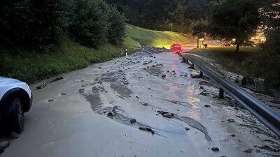 Die Wägitalerstrasse zwischen Siebnen und Vorderthal wurde von Geröll verschüttet. Bild: Kantonspolizei Schwyz