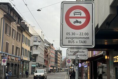 Die Stadtpolizei Zürich registrierte 2024 eine Zunahme bei den Verstössen gegen das Zufahrts- und Fahrverbot von 190 Prozent. Schuld daran war das neue Fahrverbot an der Langstrasse. Bild: STREETLIFE
