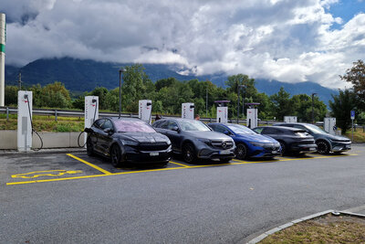 Mehrere Elektroautos stehen an einer öffentlichen Ladesäule.