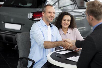 Pärchen beim Autokauf
